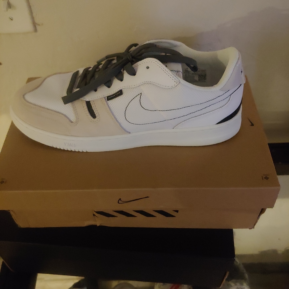 Nike squash type 9.5